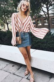 Mini Etek Kombinleri Mavi Kot Etek Beyaz V Yakali Ispanyol Kol Cizgili Gomlek Moda Stilleri Kot Etek Sonbahar Kiyafetleri