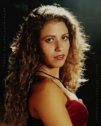 Joelma aos 25 anos, no ano de 1999, em um dos primeiros raros registros  após a formação da Banda Calypso. A cantora lançaria seu primeiro CD solo,  intitulado Joelma Lins. Joelma possuía