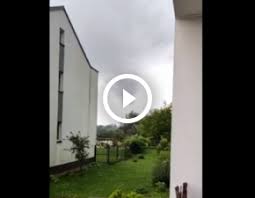 Strażacy wyjechali do zabezpieczania zerwanych. V7 Rcyjamb93cm