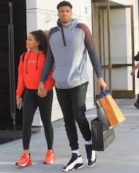 Ο greek freak κατέκτησε το πρωτάθλημα του nba. Giannhs Antetokoynmpo Ayto Einai To Koritsi Toy Yourtipster Gr