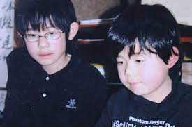 藤井聡太さんのお兄さんは、藤井皓介（こうすけ）さん です。 年齢は藤井聡太さんの4歳年上。 長男の誕生から4年後、次男の聡太さんが生まれた。 毎日新聞 è—¤äº•è¡å¤ªä¸ƒæ®µ å°†æ£‹æ•™å®¤ã®æ©å¸«ãŒèªžã£ãŸ å¤©æ‰ ã®å°'å¹´æ™‚ä»£ å¥³æ€§è‡ªèº«