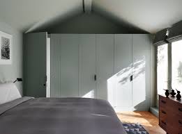 12 Inloopkast Op Zolder Met Schuine Wand Hieronder Zie Je Een Super Mooie Inloopkast Die Ingericht Is Me Slaapkamer Interieur Inbouwkasten Slaapkamerinterieur