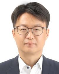 Oxide and 2D TMD semiconductors for 3D DRAM cell transistors