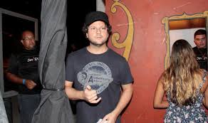 Deus me proteja de mim e da maldade de gente boa, da bondade da pessoa ruim, deus me governa e guarde, ilumine e zele assim, caminho se conhece andando, então vez. Bbb21 Selton Mello Narra Musica De Chico Cesar Em Homenagem A Juliette Istoe Independente