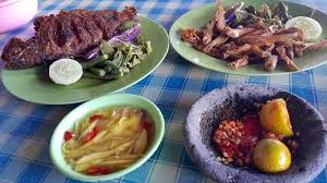Ada sensasi sentakan tersendiri saat memancing ikan patin, sehingga banyak pemancing yang tertarik untuk memancing ikan ini dan bahkan banyak dijadikan nah kali ini saya akan berbagi tips tentang resep khusus untuk membuat resep umpan ikan patin yang ampuh. Rumah Makan Mona Ikan Bakar Di Banjarmasin Garnesia Com