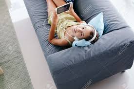 54457 wurde durch finncat hochgeladen welches das haustier finn (europäisch kurzhaar) mit dem titel chillen auf dem sofa zeigt. 10 Jahre Zwischen Madchen Auf Einer Couch Entspannen Musik Horen In Kopfhorer Und Spielen Mit Tablet Pc Kinder Chillen Auf Dem Sofa Im Wohnzimmer Sicht Von Oben Lizenzfreie Fotos Bilder Und Stock Fotografie