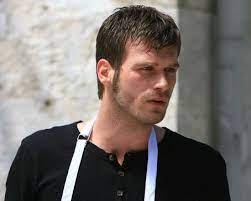 Kuzey fica frustrado e ainda acaba por se meter numa confusão que o leva para prisão. Kuzey Guney Kivanc Tatlitug Famousfix Com Post