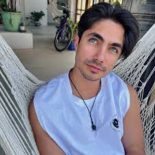 In case you have doubts... Yes, I'm from Cuba 😎🇨🇺 . #havana #eyes  #sunday #fresh #post #parati #fyp #comingsoon #goodvibes #hammock  #capitolio #view #white