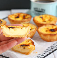Pastel de nata (or portuguese egg tart) is a 19 th century small tart with a crispy puff pastry crust and a custardy pastry cream filling, presenting caramelized spots on top. You Can Easily Identify Portuguese Egg Tart By Its Charred Spotted Surface Some Called It Maillard Reaction But A Easy Tart Recipes Egg Tart Egg Tart Recipe
