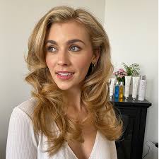 Blow drying your hair with a round brush can be tricky, so i'm sharing. Watch 90s Bombshell Blowout Secrets Behindthechair Com