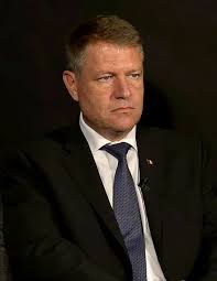 Klaus iohannis a fost profesor de fizică și inspector școlar înainte de a deveni primar al municipiului sibiu în anul 2000, funcție în care a fost reales în 2004, 2008 și 2012, de fiecare dată din partea. Klaus Iohannis Author Of Pas Cu Pas