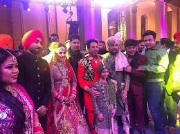 4 facebook, instagram and twitter. Newlyweds Kapil Sharma And Ginni Chatrath Pose Together With The Cast Of The Kapil Sharma Show Pinkvilla