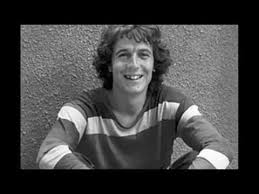 Re sim re sim chi sogna i milioni, chi gioca d'azzardo re la sol chi gioca coi. Rino Gaetano Ma Il Cielo E Sempre Piu Blu Testo Youtube