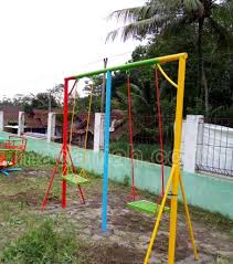 Jika ada yang mengayunnya dari depan atau belakang, misalnya, tentu harus diingatkan karena tindakan ini justru membahayakan si pengayun. Ayunan Besi Untuk Anak Model Tiga Tiang Madaniah