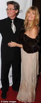 Biografía de kurt russell incluyendo fotos de infancia/colegio y grabaciones de la primera vez en la tv + histórico de etnia y hechos sobre ser gay/hetero. Goldie Hawn Thought Kurt Russell Was Too Young When They First Met Daily Mail Online