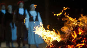 La fiesta de san juan empezó como un rito pagano que acabó cristianizándose en honor al nacimiento de san juan bautista (de ahí el nombre de la festividad) en la actualidad se celebra dependiendo de las fechas, las tradiciones, o las costumbres, pero normalmente se hace la noche del 23 al 24 de junio. Destilacion Torneo Zoologico De Noche Fiesta Noche De San Juan Ridiculo Temperamento Dolor De Estomago