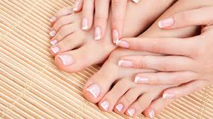 Con este video te queremos enseñar todos los pasos necesarios para hacerte una pedicura en casa sin necesidad de ir al centro de estética. Tu Pedicura En Casa Paso A Paso Cuida T