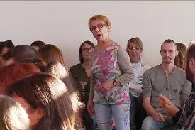 Les enregistrement se déroulent sans public réel, mais avec un public virtuel en visioconférence depuis chez eux. N Oubliez Pas Les Paroles Dans Les Coulisses Du Casting D Angouleme