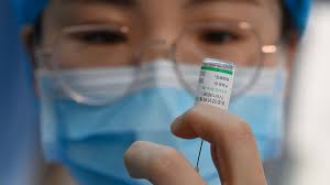 En su primer estudio, la vacuna sinopharm no fue lo suficientemente probada en personas mayores de 60 años y, por eso, no se tenía certeza sobre el porcentaje de efectividad en esta población cuya respuesta inmune a las vacunas tiende a ser menor que en los jóvenes. China Estudia La Efectividad De Una Tercera Dosis De La Vacuna En Nuevas Variantes De La Covid 19
