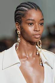 Schiaparelli Haute Couture Printemps Ete 2020 Details Vogue Paris Idees De Coiffures Coiffure Idee Coiffure Cheveux Crepus