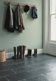 Comment Choisir Le Bon Vert Pour Ses Murs Decocrush Decorez Avec Intention Murs Vert Olive Sol En Ardoise Tuiles Vertes