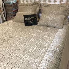 Dantel Masa Ortusunu Cok Sik Bir Yatak Ortusune Donusturduk Elinizde Ki Eski El Islerini Kullanisli Hale Getirebilirsin Colchas Jogos De Cama Colcha De Croche