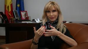 Turcan kitle iletişim araçları, ifade özgürlüğü, insan hakları ve sağlık konularına odaklanan sivil toplum gruplarıyla çalışmıştır. Leadership Ul Feminin Intre Politica Si Pasiunea Pentru Pian Interviu Raluca Turcan Mobile