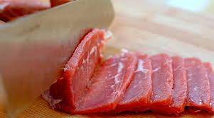 Daging harus dipotong mengikut cara yang betul kerana cara pemotongannya memberi kesan kepada kelembutannya. Tips Untuk Elakkan Daging Jadi Liat Ketika Masak Butterkicap