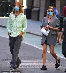 Although the coupe aren't engaged, they live together in new york city. Elsa Hosk Steps Out In A Stylish Oversized Blazer As She Runs Errands With Boyfriend Tom Daly Healthyfrog