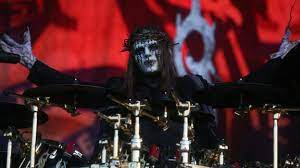 Un altro confronto stupido, ma doveroso, joey jordison è una leggenda del metal e jay weinberg è il suo primo e unico sostituto. Ki0bgga5omsmsm