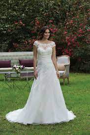 Sie verfügen über ein schmales oberteil und einen leicht ausgestellten rock mit durchgehenden nähten. Braut Direct Outlet Sale Bis Zu 70 Auf Brautmode Von Markenherstellern Kleid Hochzeit Brautmode Braut