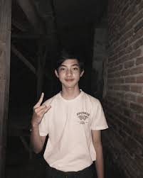 Perawakannya tidak jauh berbeda denganku, hanya dia lebih pendek sedikit saja. Pin Di Cogan