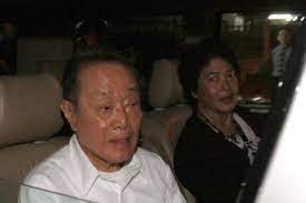 A woman identified by south korean media as the wife of malaysian billionaire businessman tan sri robert kuok was found dead in a hotel room in seoul today, apparently of a heart attack, news agencies have reported. Robert Kuok Family Wife Son Daughter Successstory