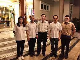 He is currently married with six children, four daughters and two sons. Lim Guan Eng At The Wake Of Tan Sri Lee Shin Cheng With Facebook