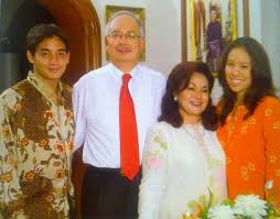 Ҳикмат нури — ''kechirimli boling'2'. The Boy In Black Shoes On Twitter Before Marries Najib The Greedy Rosmah Was Said Had Married The Rtm S News Presenter Farid Ismeth After Her Divorced With Aziz To Seal Up Her