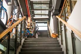 Acesta are o suprafață totală de 240.000 m2, iar peste 90.000 m2 sunt spațiu de închiriat. Pegas A Inaugurat La Iulius Mall Cluj Cel Mai Mare Magazin Al Brandului Din È›arÄƒ Stiri De Cluj