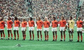 Houd de muis op de foto om te vergroten. The Clockwork Orange Dutch Team In The World Cup Germany 1974 Oranje Grappige Voetbal Duitsland