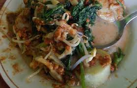 Aduk rata bumbu halus, air, cuka, gula tata mi kuning, ketupat atau ketupek dan sayur di piring saji. Pilihan Pecel Trenggalek Bisa Sarapan Sambil Keliling Alun Alun