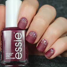 Många undrar varför man överhuvudtaget ska måla sina naglar med ett överlack. Weihnachtsdesign Nagel Christmas Nails Bahama Mama Essie Matt Glitzer Nagellack Nageldesign Nagellack Ideen