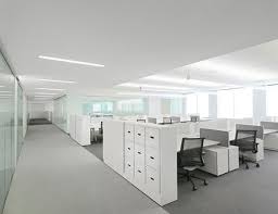 White Office Interior Design By Garcia Tamjidi Office Interior Design Minimalism Interior Office Interiors