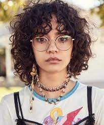 58 Trendy Ideas For Hair Bangs Short Glasses Pelo Rizado Mujer Estilos De Cabello Bob Rizado Cabello Risado Corto