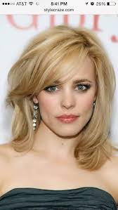 Rachel Mcadams Midlength Golden Blonde Hair With Bangs And Layers Medium Hair Styles Thick Hair Styles Shoulder Length Layered Hair