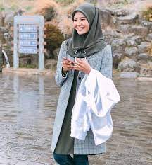 Seluruh media termasuk lirik lagu ataupun chord lagu yang terdapat disini hanyalah untuk media promosi dan pembelajaran. Lirik Lagu Terlalu Memuja Wany Hasrita Ost Drama Curi Curi Cinta Iluminasi
