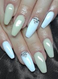 630 x 354 jpeg 103 кб. Beige And White Nails With Diamonds Design Idea