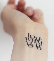 Ein Spruch Tattoo Mit Einem Kreativ Gestalten Lebensmotto Auf Dem Handgelenk Love What Y Tattoo Spruche Lebensmotto Tattoos Spruche Tattoo Schrift Handgelenk