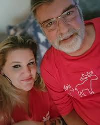 Hello singles! I am a 41 year old single mother of 4. A 20 year old  daughter, 14 year old son and 5 and 6 year old boys. I'm in the Ohio