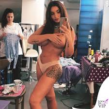 Elettra lamborghini adora i tatuaggi celebre e quello a macchia di leopardo. Elettra Lamborghini Musica E Il Tatuaggio Scompare Lookdavip It