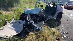 Dimanche soir dans le gard, un automobiliste s'est arrêté sur la chaussée pour se battre, au niveau d'un échangeur autoroutier. Un Homme Meurt Dans Un Accident A Langlade Apres Un Choc Terrible Avec Un Camion