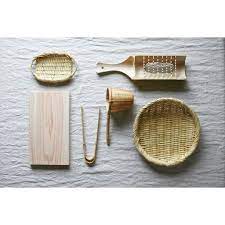 我が家の台所道具たち 昔からある道具は お料理を美味しくするのに利にかなったものばかり 手馴染みが良くて 見た目もあたたかみがあって素敵 台所 道具 一生もの 鬼おろし 竹ざる 茶漉し 檜のまな snack recipes instagram posts snacks