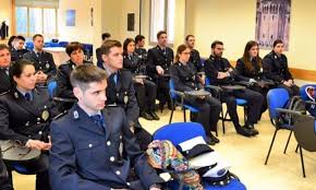 Sono d'accordo visto che nelle polizie europee il limite di età non c'è oppure è fissato a 50 anni, inoltre se verificate i bandi, il personale delle ammministrazioni civili del ministero dell'interno possono parteciparvi fino ai 40 anni, quindi non mi vengano a dire che per un problema di capacità fisiche o formazione. Polizia Municipale Concorso Per 25 Nuovi Agenti In Contratto Di Formazione Lavoro